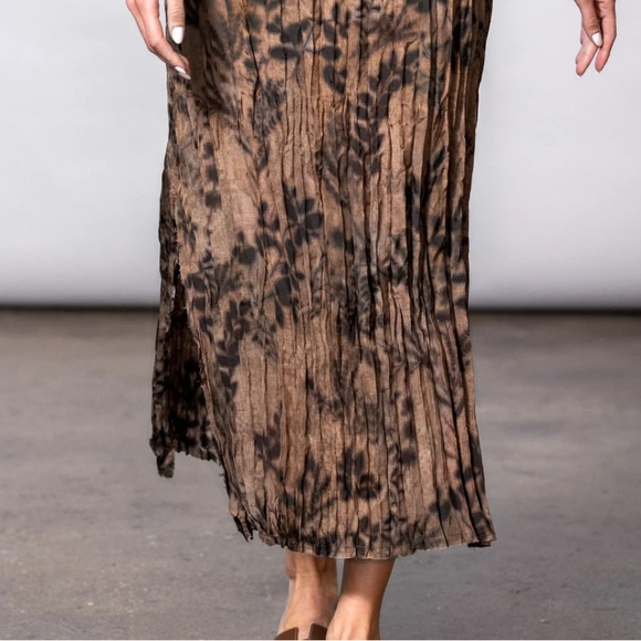 go by gosilk Crinkle Cut Jacket and Skirt Set in Chai Society 100% Silk Size M - Picture 4 of 16